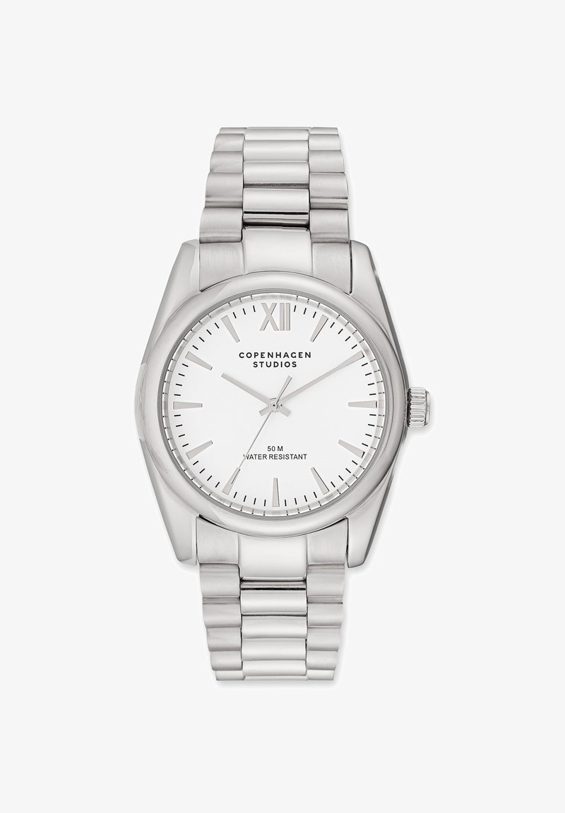 Orologio da polso in metallo argento con quadrante bianco, indicatori delle ore minimi, tre lancette e marchio "Copenhagen Studios", resistente all'acqua fino a 50 metri.