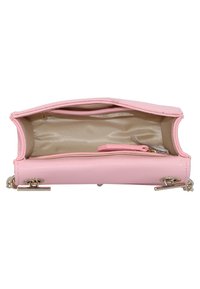 Borsa rosa texture con chiusura a zip. Interno beige con uno slot per schede. Presenta dettagli in argento lucido e un accento dorato.