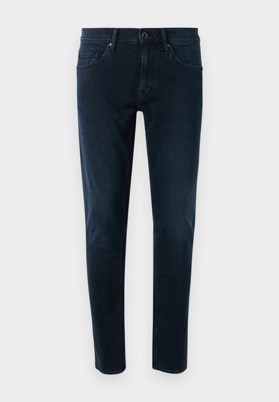 Jeans de ganga azul escuro com um ajuste slim, design de cinco bolsos, fecho por botão e um desbotamento subtil. Textura suave e corte clássico.