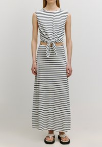 Zweiteiliges Outfit in Weiß und Marineblau mit gestreiftem Design, bestehend aus einem ärmellosen, geknoteten Crop-Top und einem langen Maxirock.