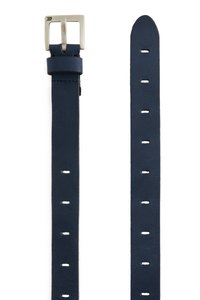 Morska modra usnjena pas s srebrno kovinsko sponko, ki ima gladko teksturo in več lukenj za prilagajanje velikosti.