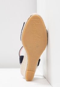 Sandale compensée espadrille avec semelle tissée beige, bride de cheville noire et semelle extérieure en caoutchouc ornée du logo "Pretty Ballerinas" et taille 37.