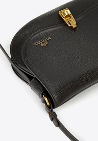 Borsa a tracolla in pelle nera con finitura testurizzata. Presenta una chiusura dorata e una tracolla, con un logo sulla parte anteriore.