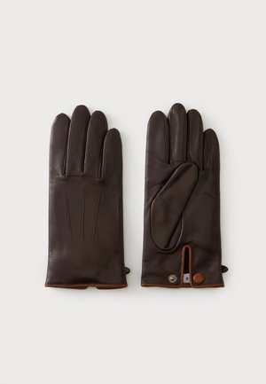 Paire de gants en cuir marron foncé, l'un montre le dos avec trois lignes de couture, l'autre montre la paume avec un bouton-pression et une étiquette à l'intérieur.
