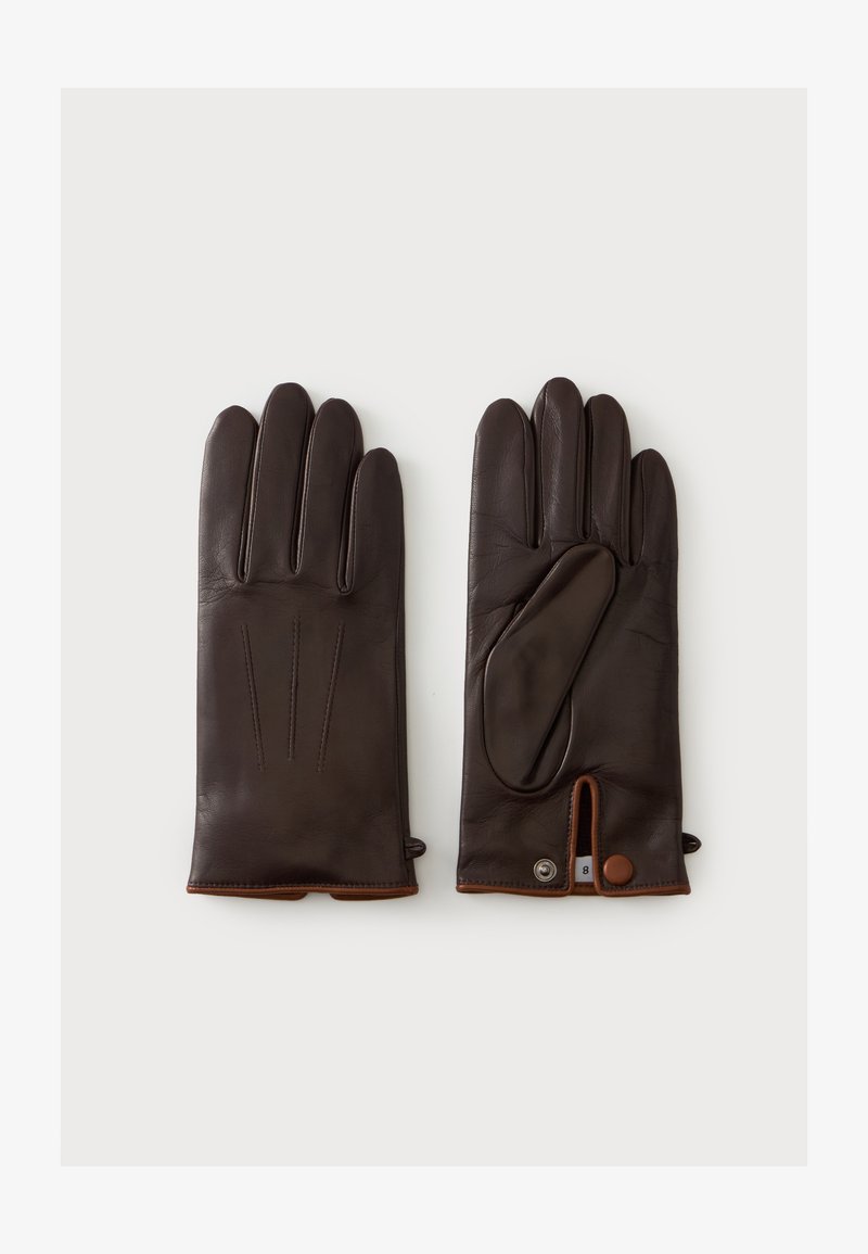 Paire de gants en cuir marron foncé, l'un montre le dos avec trois lignes de couture, l'autre montre la paume avec un bouton-pression et une étiquette à l'intérieur.