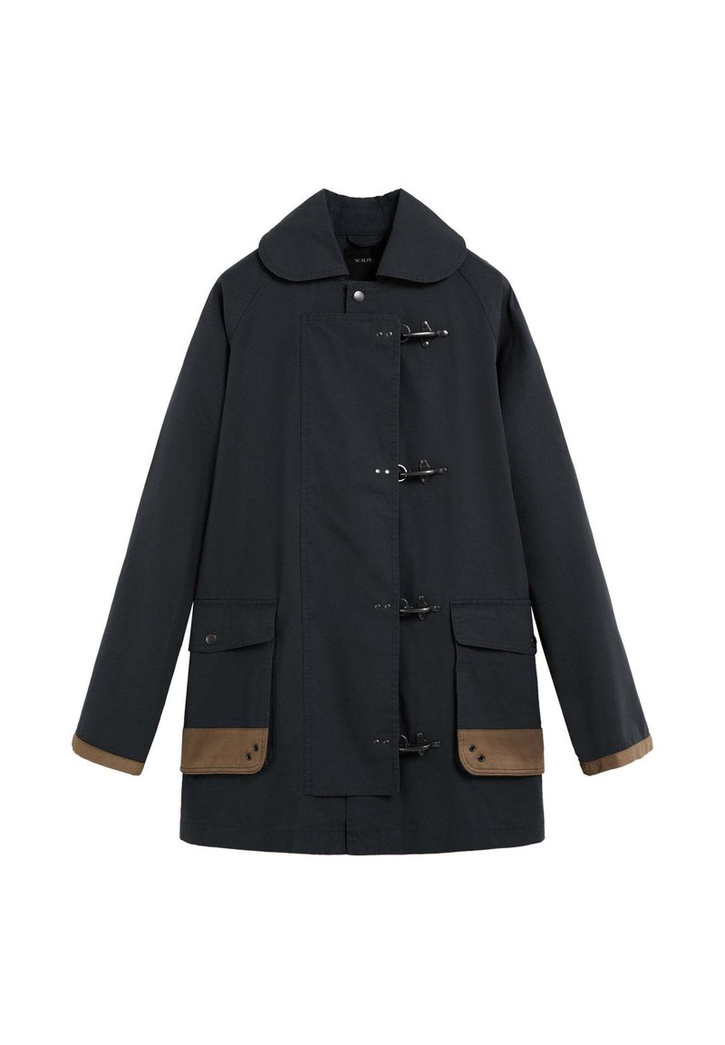 Cappotto blu scuro con colletto arrotondato, chiusure a toggles e dettagli marroni ai polsini e alle tasche. Presenta due tasche a toppa anteriori.