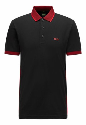 Polo noir à manches courtes avec col et bordure des manches rouges, patte de boutonnage à trois boutons et logo "BOSS" rouge sur la poitrine gauche.