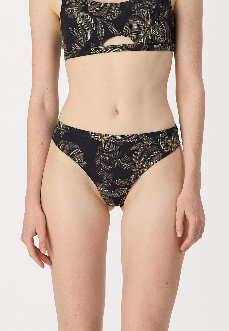 Maillot de bain noir avec un motif de feuilles en vert et jaune, comprenant un haut court avec des découpes et un bas taille haute assorti. Texture lisse.