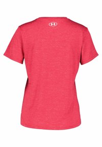 La camiseta de manga corta de color rojo jaspeado presenta un cuello redondo y un logo en blanco en la parte superior de la espalda. La tela parece suave y ligeramente texturizada.