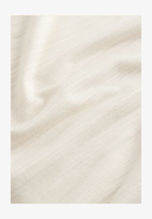 Tissu beige clair avec une surface lisse et texturée ; motif tissé subtil ; doux et légèrement fluide, indiquant un matériau léger.