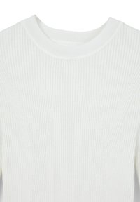 Maglione bianco a coste con scollatura rotonda e dettagli texture verticali, realizzato in un materiale morbido e leggero con una leggera lucentezza.