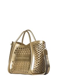 Borsa tote in plastica dorata con un design a rete a diamante, due manici e una tracolla removibile con logo e motivo a righe.
