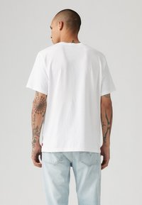 Levi's® RELAXED FIT - T-shirts med print - white