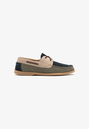 Casual instappers met een combinatie van donkerblauw, beige en olijfgroene suède, met bruine veters, een ronde neus en een rubberen zool.