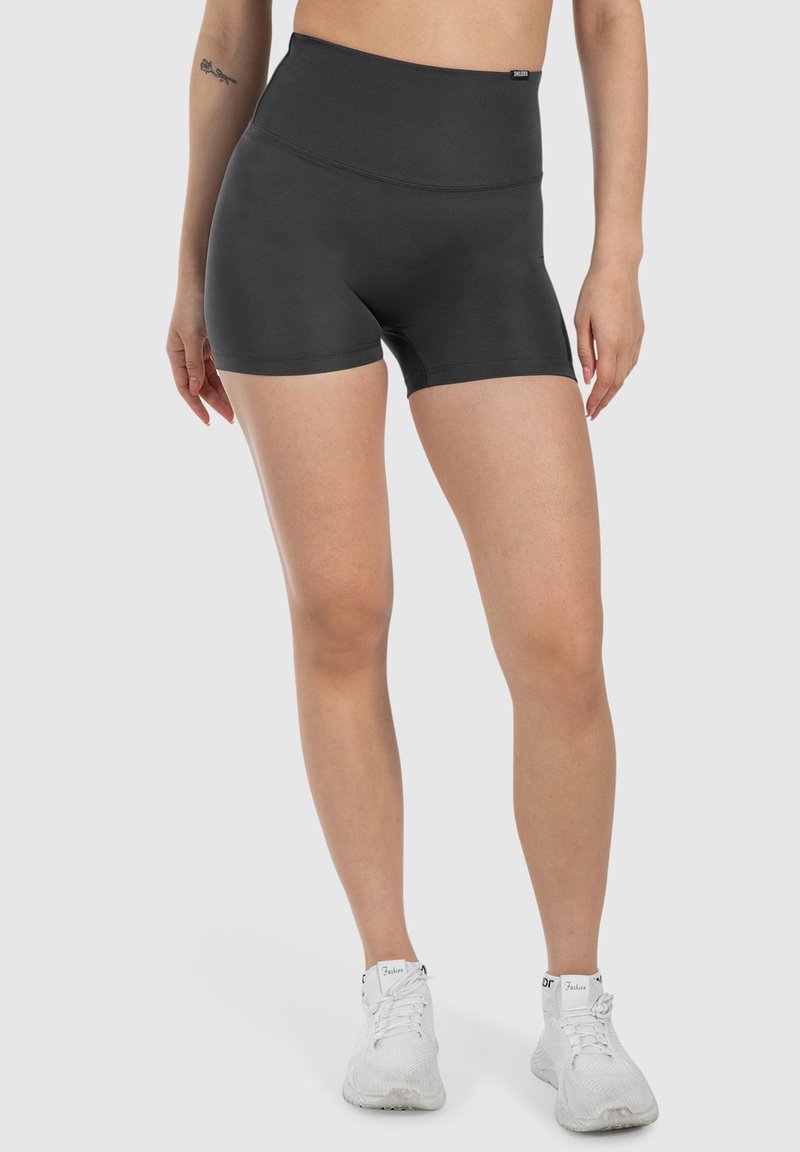 Pantalones cortos atléticos negros de cintura alta con una tela suave y elástica, que presentan un diseño ajustado y sin patrones o detalles visibles.