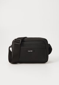 Calvin Klein ESSENTIAL CAMERA BAG - Sac bandoulière - black rubberized