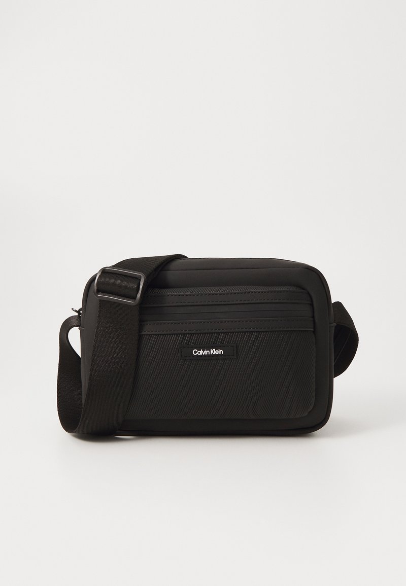 Calvin Klein ESSENTIAL CAMERA BAG - Sac bandoulière - black rubberized
