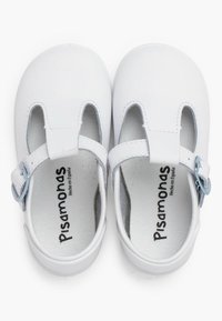 Scarpe per bambini in pelle bianca con punta rotonda, design T-bar, ritagli laterali e chiusura con fibbia in argento. All'interno presentano una fodera in pelle.