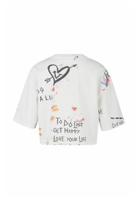 Witte cropped t-shirt met korte mouwen. Voorzien van speelse graphics, waaronder een hart met een pijl en tekst frases in zwart, rood en blauw.
