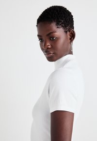 Levi's® EFFORTLESS TEE - Navadna majica - white