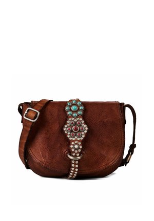 Bolso bandolera de cuero marrón con una correa ajustable y una correa decorativa con tachuelas y pedrería en turquesa, rojo y blanco.