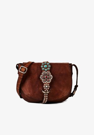 Bruine leren crossbodytas met een verstelbare riem en een decoratieve riem met turquoise, rode en witte studs en strass steentjes.