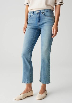 Lichtblauwe spijkerbroeken van denim met een rechte pijp, een middelhoge taille en subtiele vervaging. Heeft een klassieke vijf-pocketontwerp en gestikte accenten.
