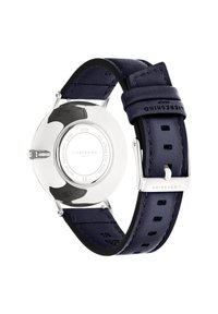 Die Liebeskind-Uhr verfügt über ein silbernes Edelstahlgehäuse, ein marineblaues Lederarmband und strukturierte Akzente. Die Rückseite zeigt die eingravierte Marke und Details.