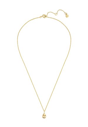 Delicado collar de cadena de oro con un pequeño colgante de lágrima de oro que presenta tres piedras preciosas transparentes incrustadas y un cierre ajustable.