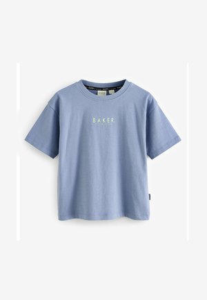 Hellblaues T-Shirt mit kurzen Ärmeln aus Baumwolle und Rundhalsausschnitt. Auf der Vorderseite ist das Wort "BAKER" in einer kontrastierenden Farbe bedruckt.