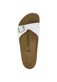 Sandalo Birkenstock bianco con una singola cinghia regolabile e fibbia argentata. La soletta è marrone e presenta dettagli del marchio e della taglia in rilievo.