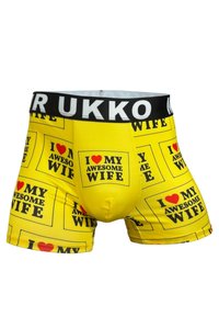 Gula boxershorts med upprepade svarta textfraser "I LOVE MY AWESOME WIFE" och ett svart elastiskt midjeband med "UKKO."