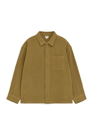 Camisa de manga larga verde oliva con botones, cuello puntiagudo y un solo bolsillo en el pecho, colocada sobre fondo blanco.