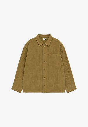 Košeľa olivovo zelenej farby s dlhým rukávom a gombíkmi, so špicatým golierom a jedným náprsníkom, položená na bielom pozadí.