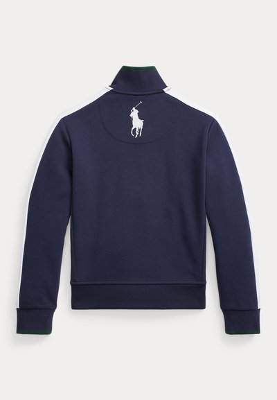 Námornícka bunda na zips s vysokým golierom, bielymi akcentmi na rukávoch a bielym vyšívaným logom polo na chrbte. Mäkký, textúrovaný materiál.