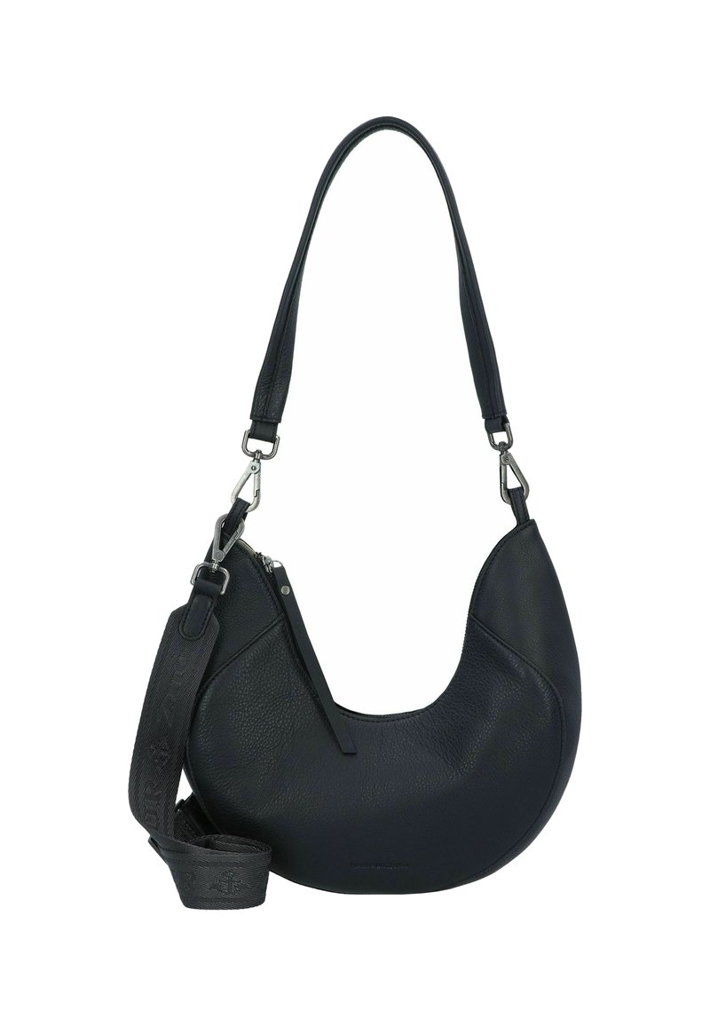 Bolso de hombro de cuero negro con forma curva, superficie texturada, cierre de cremallera y correa desmontable con un patrón tejido.