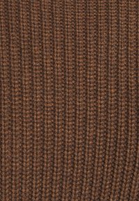 Tessuto a maglia marrone scuro con una texture a coste, caratterizzato da linee verticali e tonalità variabili per profondità e dimensione.