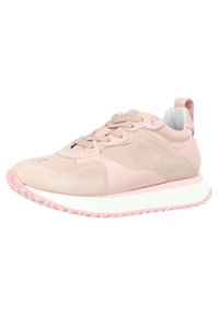 Różowe sneakersy łączące zamsz i skórę, z teksturowanymi akcentami, białą podeszwą środkową i solidną podeszwą gumową.