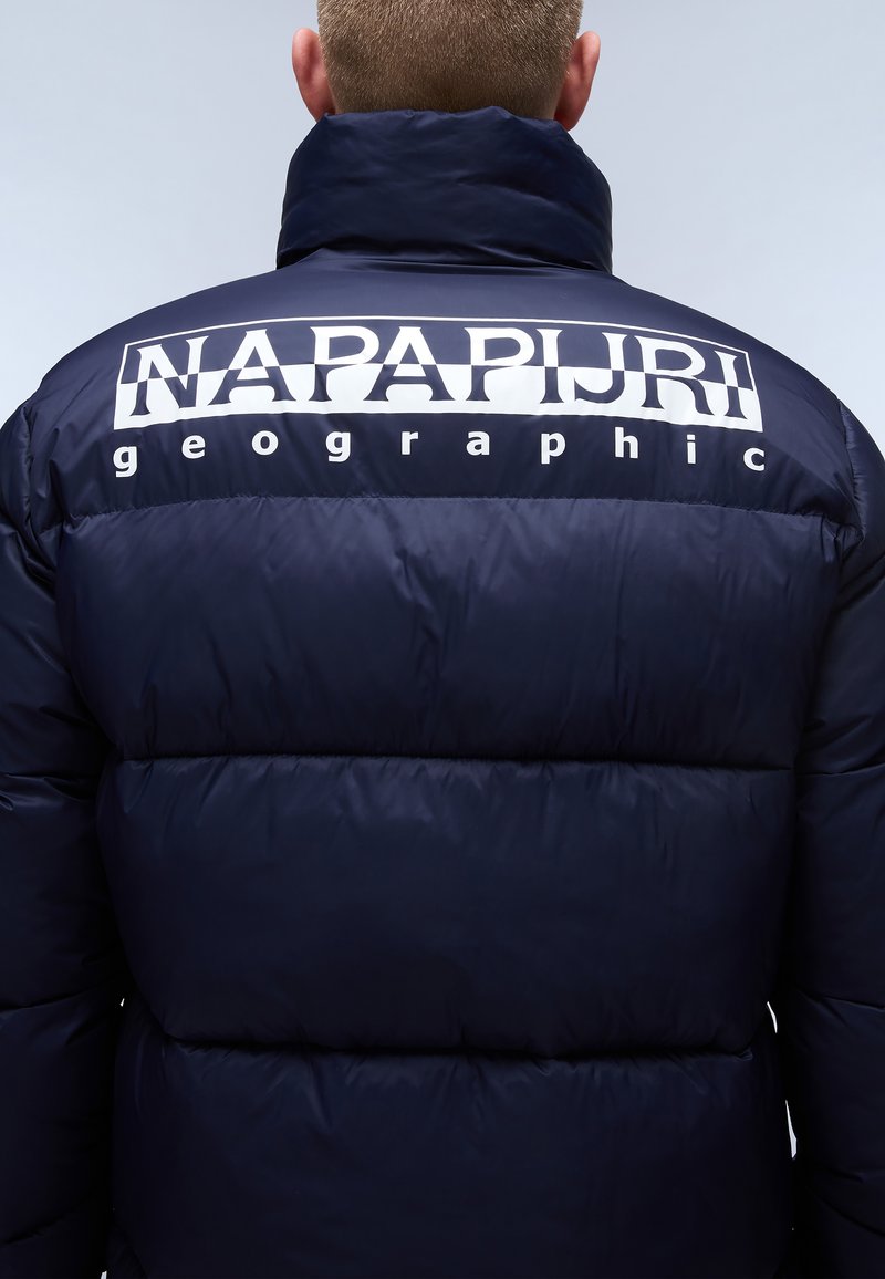 Granatowa kurtka puchowa z dużym białym logo "NAPAPIJRI" z tyłu. Wykonana z błyszczącego materiału o pikowanej fakturze i wysokim kołnierzu.