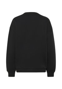 Felpa nera con collo rotondo e spalle scese. Texture liscia e polsini a coste sulle maniche e sull'orlo. Senza loghi o motivi visibili.