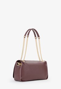 Piccola borsa a tracolla rettangolare di pelle marrone scuro con texture, dotata di doppi manici in catena dorata e spalline in pelle, su sfondo bianco.