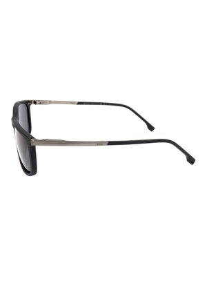 Vista laterale di occhiali da sole neri e argento con lenti scure e sottili aste metalliche con logo Boss.