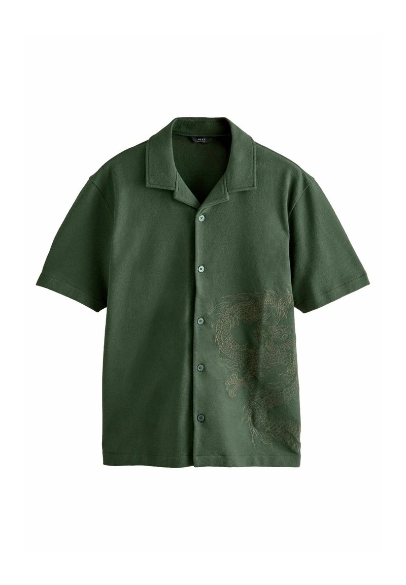 Cămașă verde cu mâneci scurte, realizată dintr-un material texturat și având un design cu dragon într-un fir mai deschis pe partea stângă.