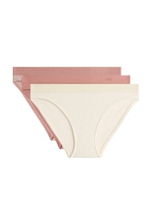 Tre sømløse ribbede bikini-bukser i creme, støvet rosa og mauve nuancer lagret mod en hvid baggrund.