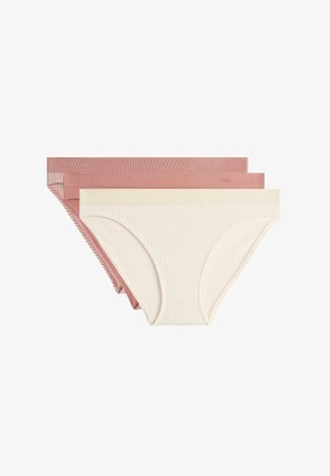 Drei nahtlose, gerippte Slip im Bikini-Schnitt in Creme-, Staubrosa- und Mauvetönen übereinandergelegt vor weißem Hintergrund.