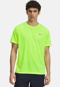 Camiseta de manga corta de color verde neón, fabricada con tejido ligero, con un escote redondo y un pequeño logo gris en el lado izquierdo del pecho.
