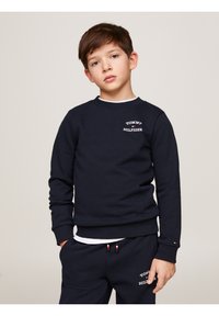 Námořnická mikina vyrobená z bavlny, s kulatým výstřihem a žebrovanými manžetami. Bílé logo "TOMMY HILFIGER" vyšitá na hrudi.