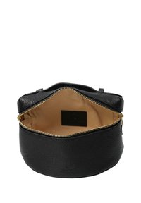 Okrągła czarna torba skórzana o teksturowanej powierzchni, złoty zamek błyskawiczny i beżowe wnętrze. Posiada małą metkę wewnątrz.