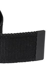 Cintura in nylon intrecciato nero con una finitura testurizzata, dotata di una fibbia rettangolare in metallo nero per la chiusura.