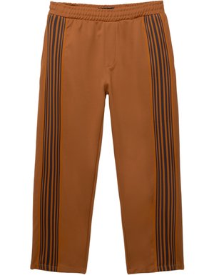 Pantaloni sportivi marroni con elastico in vita, caratterizzati da due righe verticali blu navy su ciascun lato. Texture liscia, design a gamba dritta.
